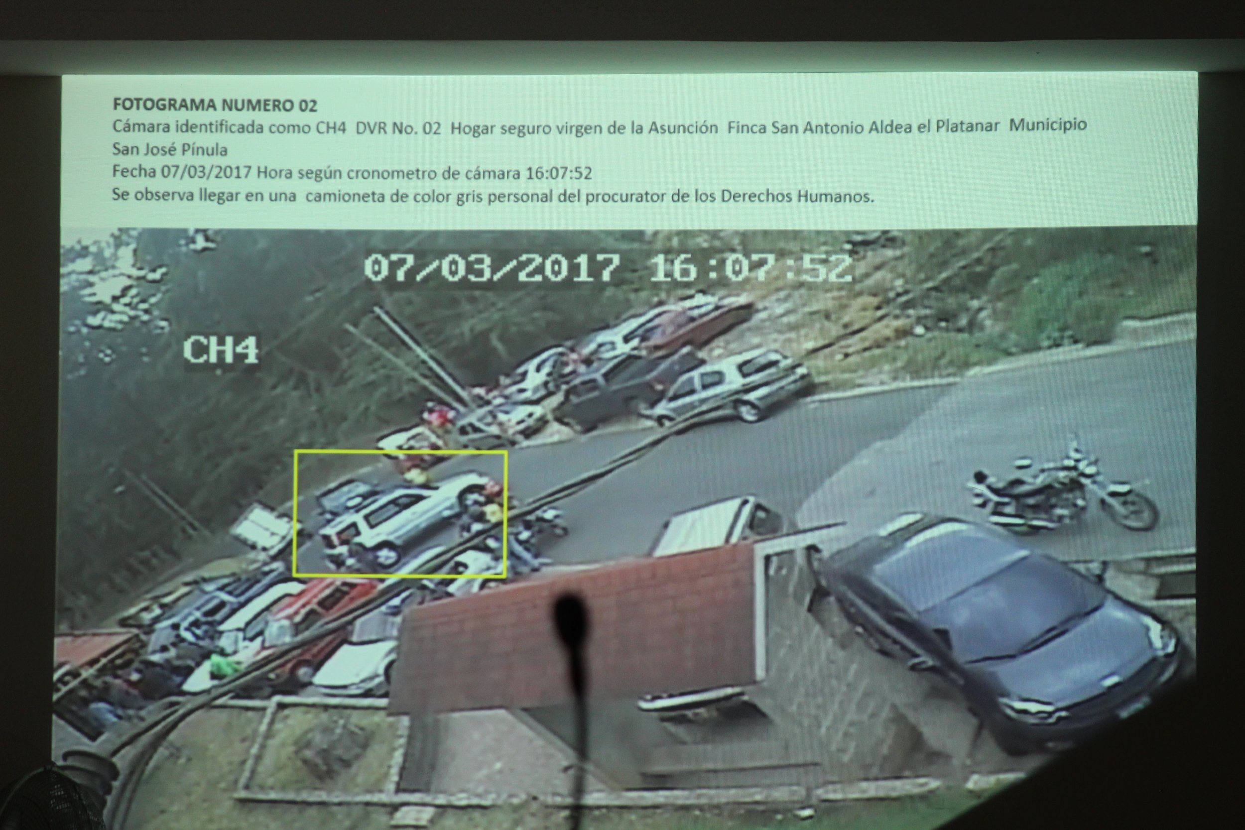  Una camioneta gris de la Procuraduría de los Derechos Humanos hace su aparición en las grabaciones.  Foto: Ana Alfaro. 